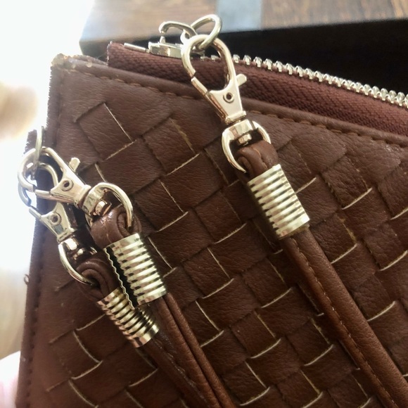Brown woven crossbody shoulder or clutch bag with outside zipper pocket - Picture 5 of 7